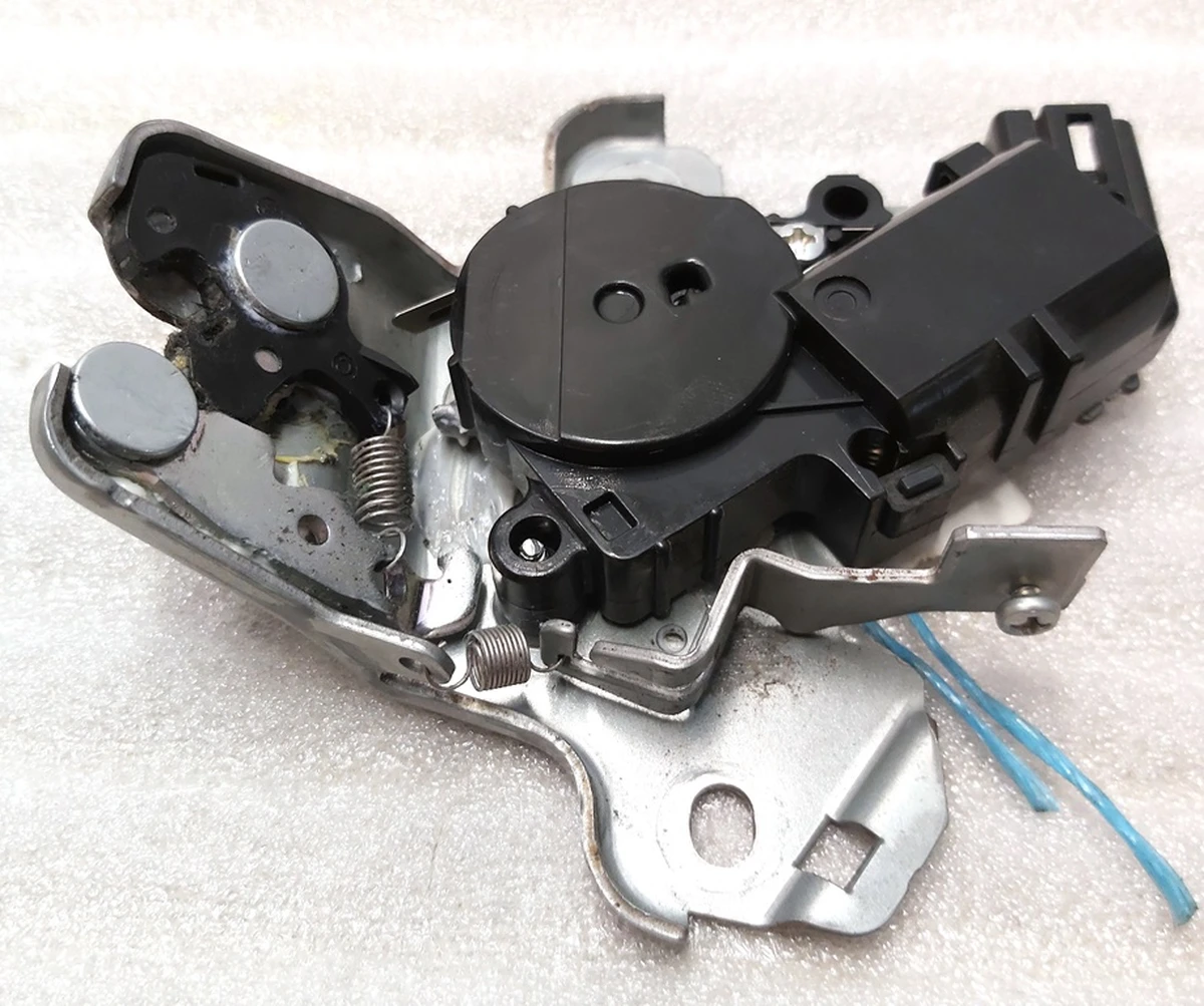 1 TRUNK LATCH without cover and button Tesla model 3 1092308-00-E