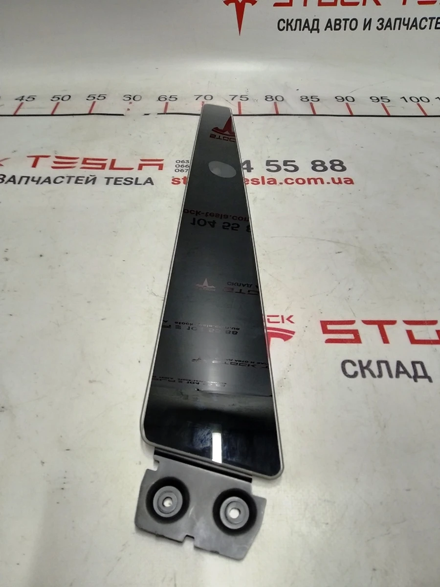 13 B-pillar pad outer right (glass) Tesla model X 1092312-98-F