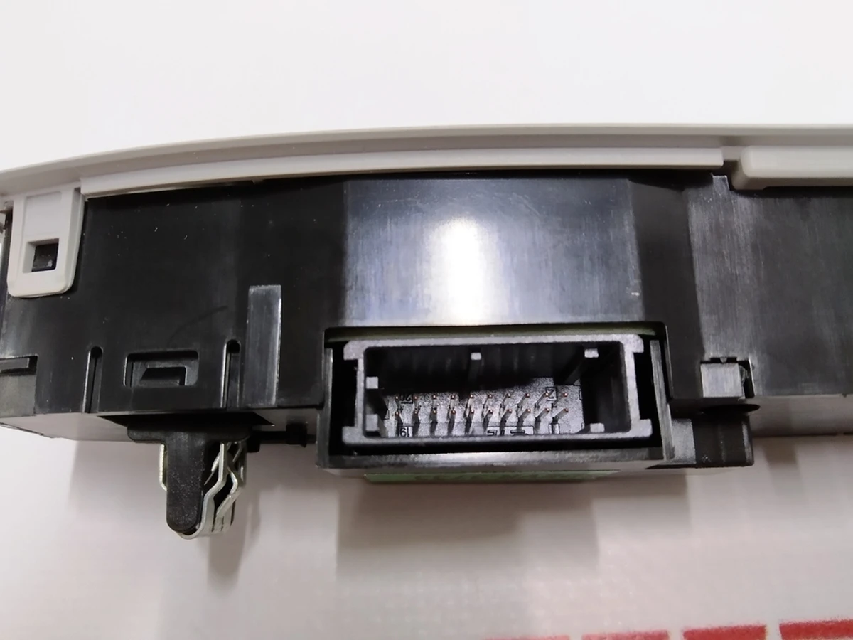 4 Панель освітлення з мікрофоном і кнопкою аварійного сигналу передній (в зборі) Tesla model 3 1092573-00-K