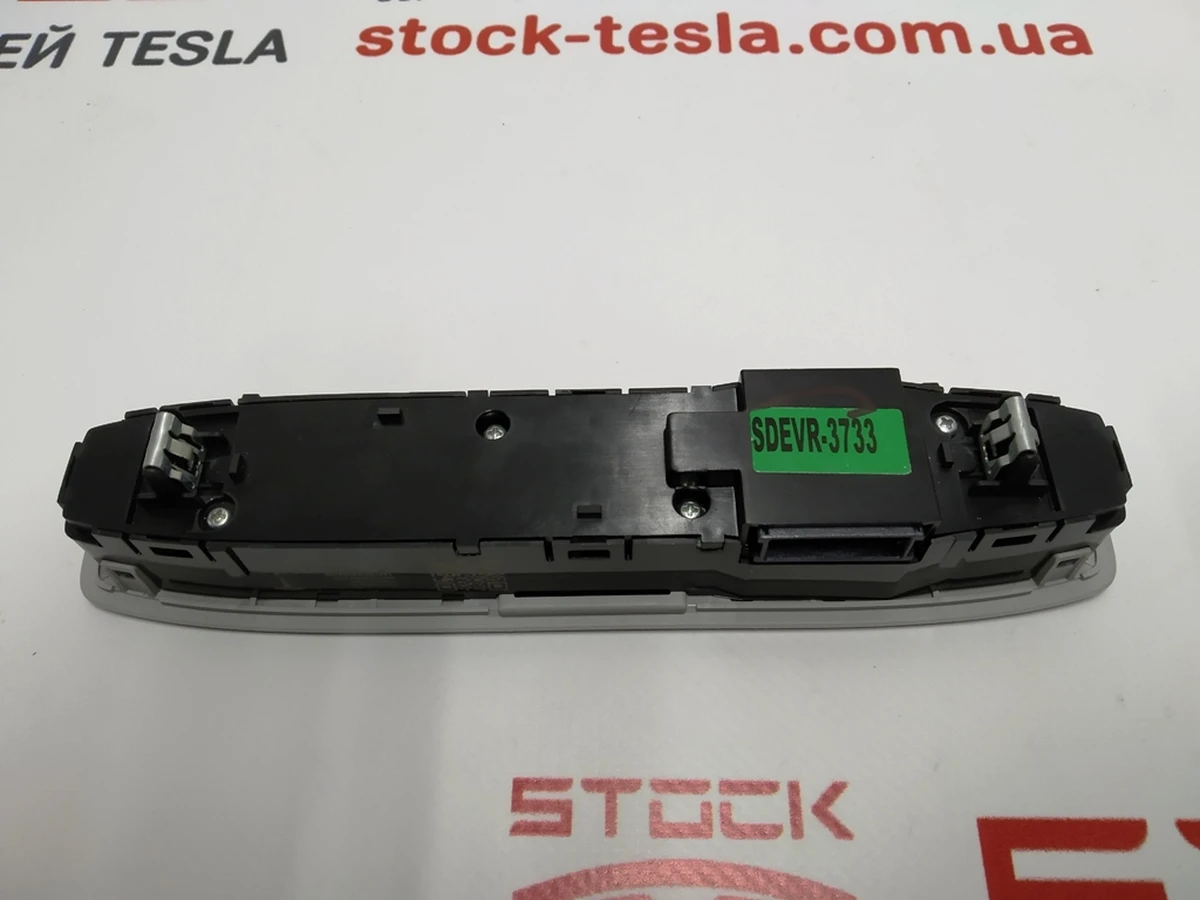 4 Панель освітлення з мікрофоном і кнопкою аварійного сигналу передній (в зборі) Tesla model 3 1092573-00-K