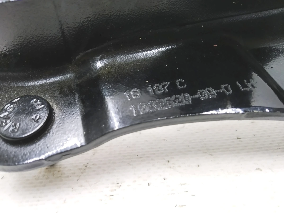 1 Петля кришки багажника ліва Tesla model 3 1092820-00-D