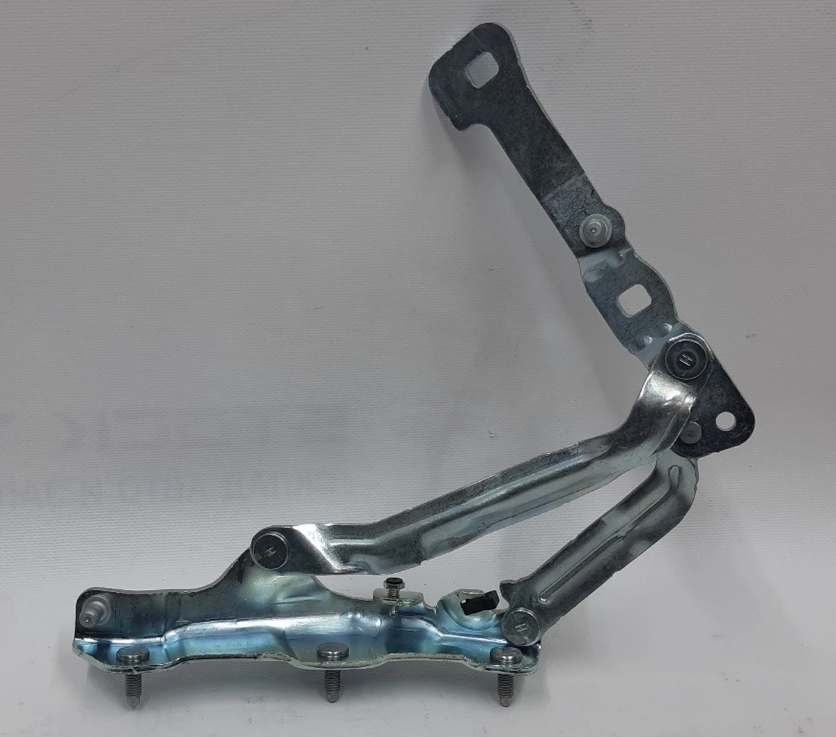 1 Петля кришки багажника ліва Tesla Model 3 1092820-00-E
