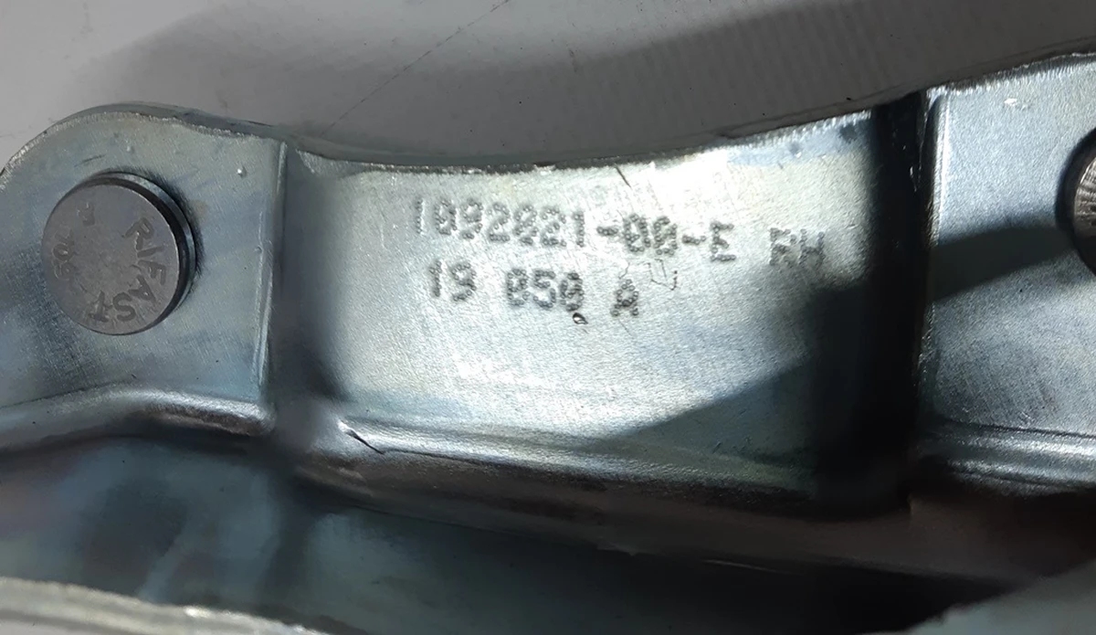 2 Петля кришки багажника права Tesla Model 3 1092821-00-E