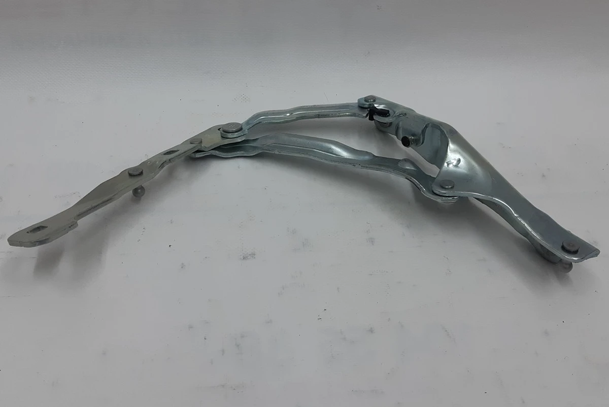 2 Петля кришки багажника права Tesla Model 3 1092821-00-E
