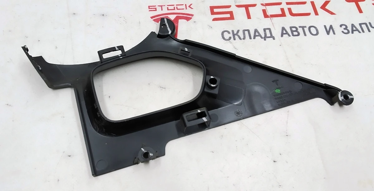 Накладка декоративна опори каркасів сидінь 2-го ряду 60/40 ліва Tesla model X 3123713-03-A