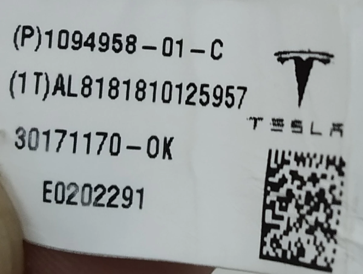 1 Кнопка відкриття дверей задніх лівих Tesla model 3 1090413-01-L