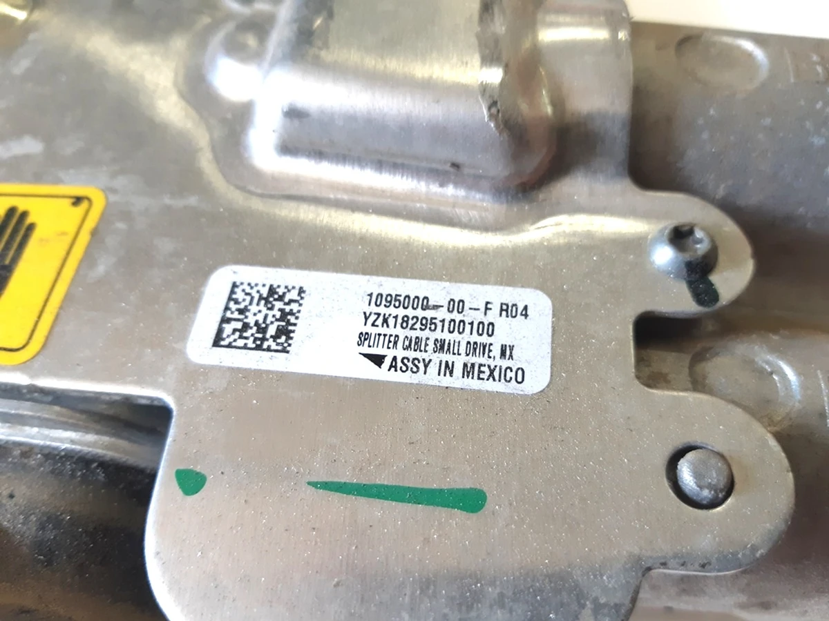 1 Сплиттер с проводами высоковольтными в сборе R04 Tesla model X 1054500-10-F