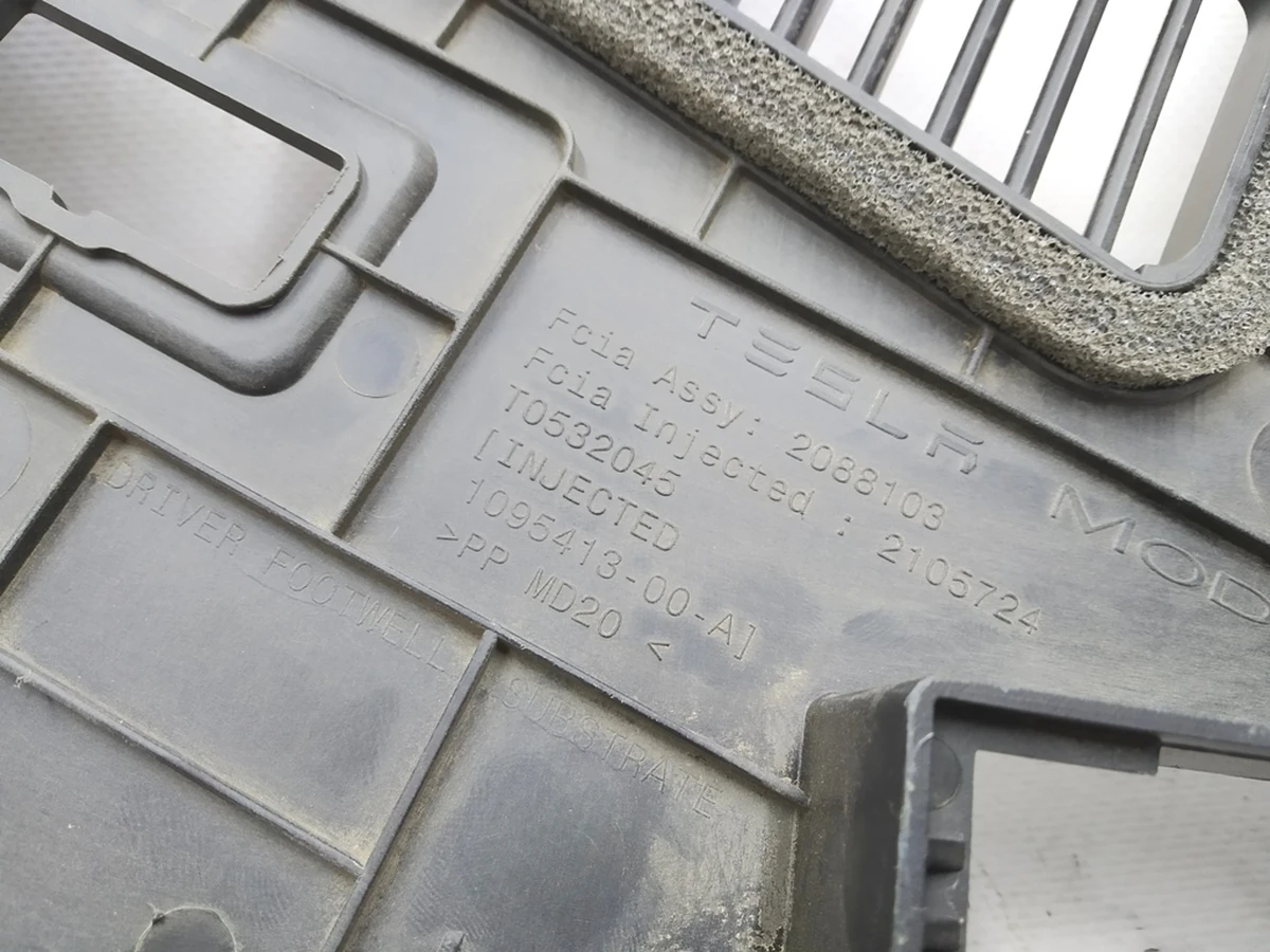 11 Панель ниши для ног водителя Tesla model 3 1100579-00-F