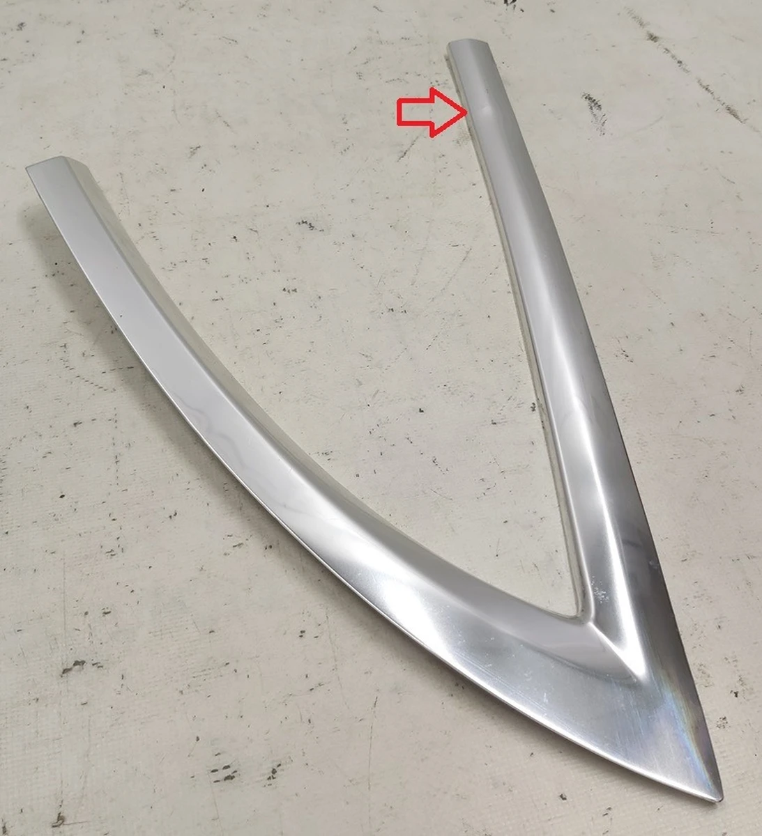 3 M3,REAR QTR BRIGHT TRIM LH with damage Tesla model 3 1095498-00-A