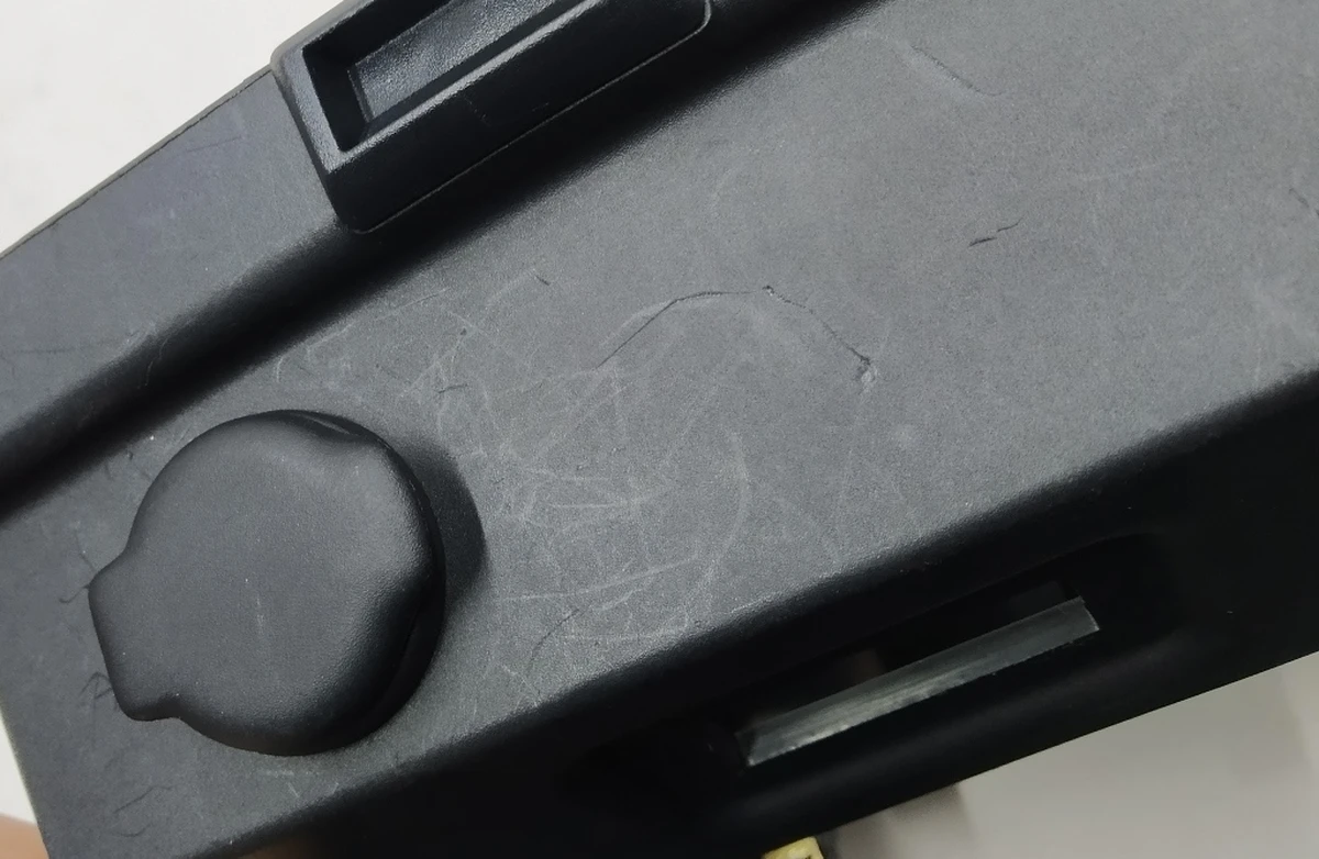 4 Корпус підсклянника центральної консолі в зборі з розеткою 12V (дрібні подряпини) Tesla model 3 1095617-00-C