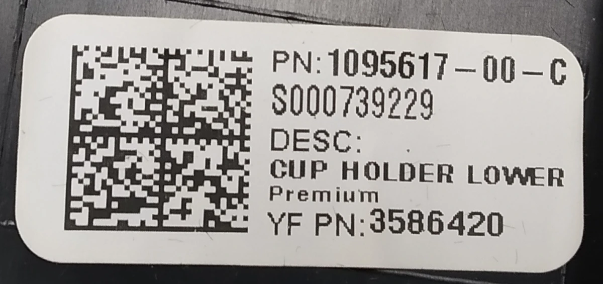 4 Корпус підсклянника центральної консолі в зборі з розеткою 12V (дрібні подряпини) Tesla model 3 1095617-00-C