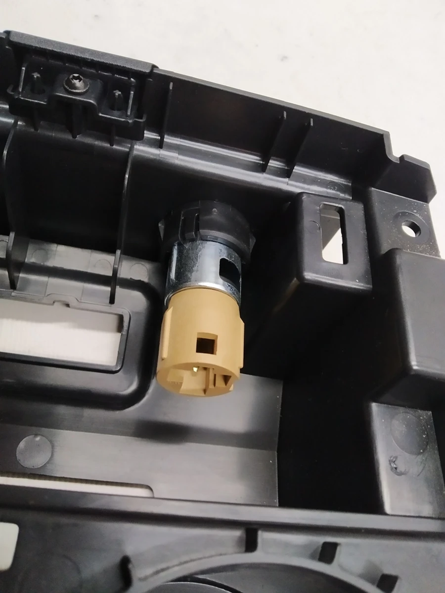 4 Корпус підсклянника центральної консолі в зборі з розеткою 12V (дрібні подряпини) Tesla model 3 1095617-00-C