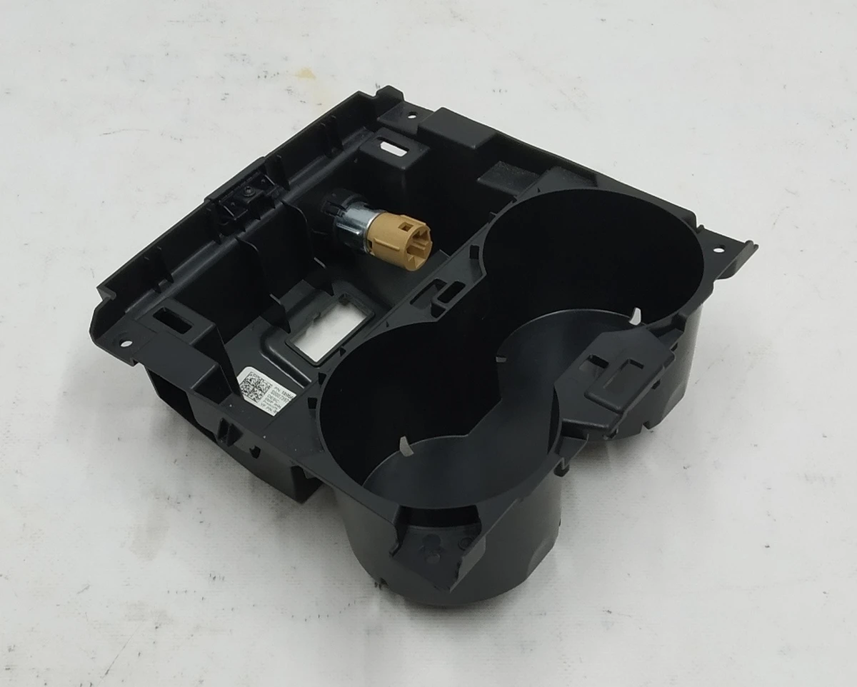 4 Корпус підсклянника центральної консолі в зборі з розеткою 12V (дрібні подряпини) Tesla model 3 1095617-00-C