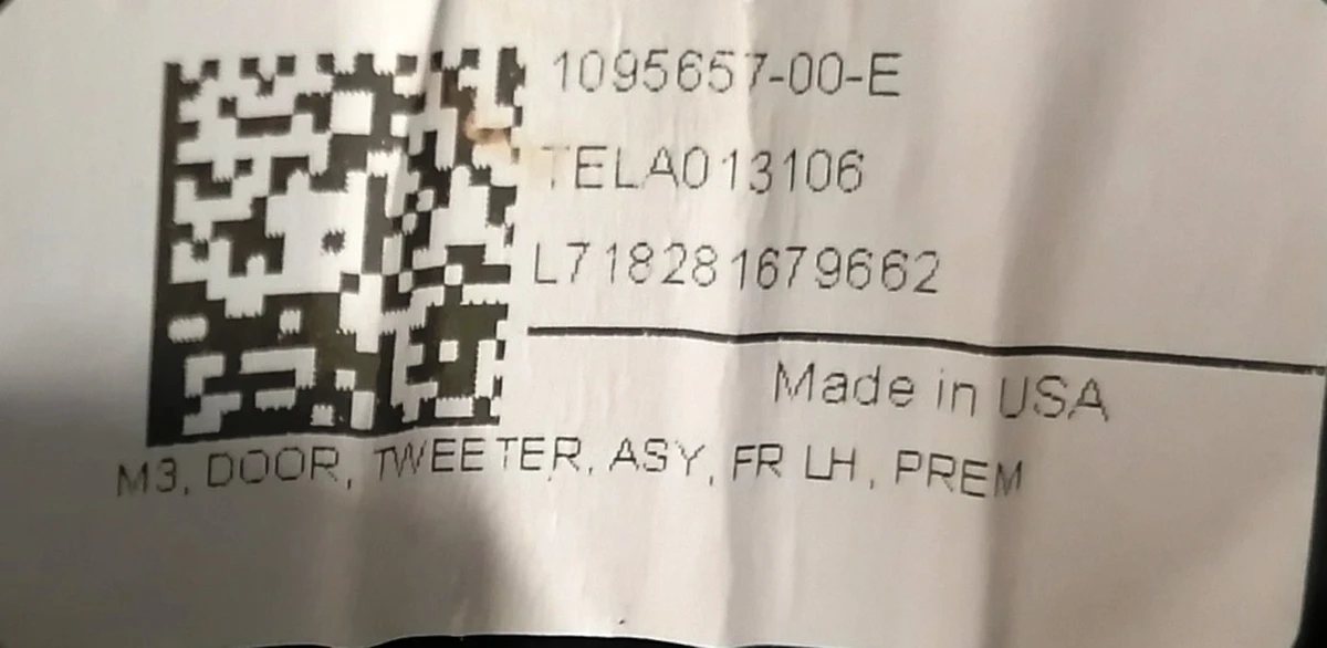 12 Накладка декоративная под динамик двери передней левой Tesla model 3 1095657-00-F