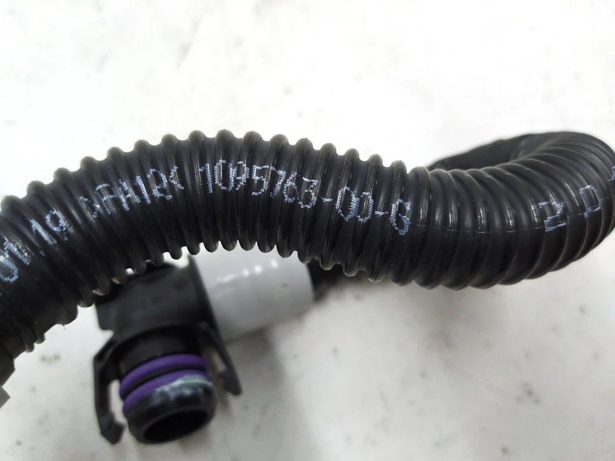 Патрубок охлаждения пентхауса впускной Tesla model 3 model Y 1095763-00-G