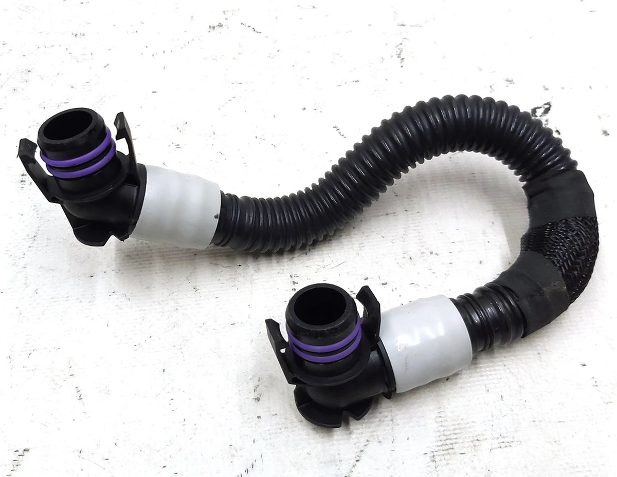 Патрубок охлаждения пентхауса впускной Tesla model 3 model Y 1095763-00-G