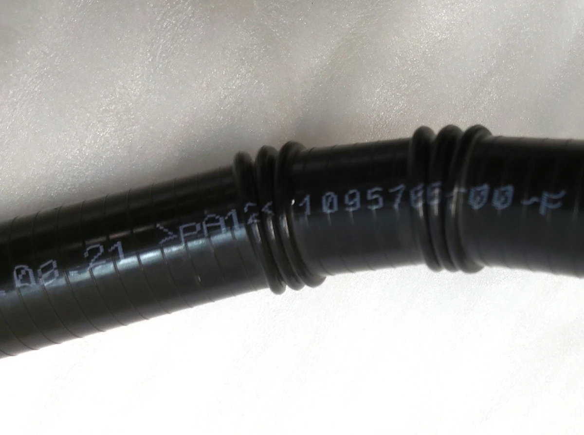 25 Патрубок охолодження пентхауса випускний Tesla model 3, model Y 1095766-00-F