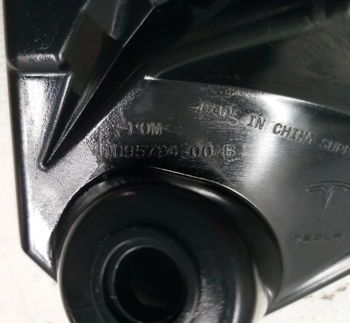 8 Направляюча бампера переднього права (черевик) NEW Tesla model X 1095794-00-B