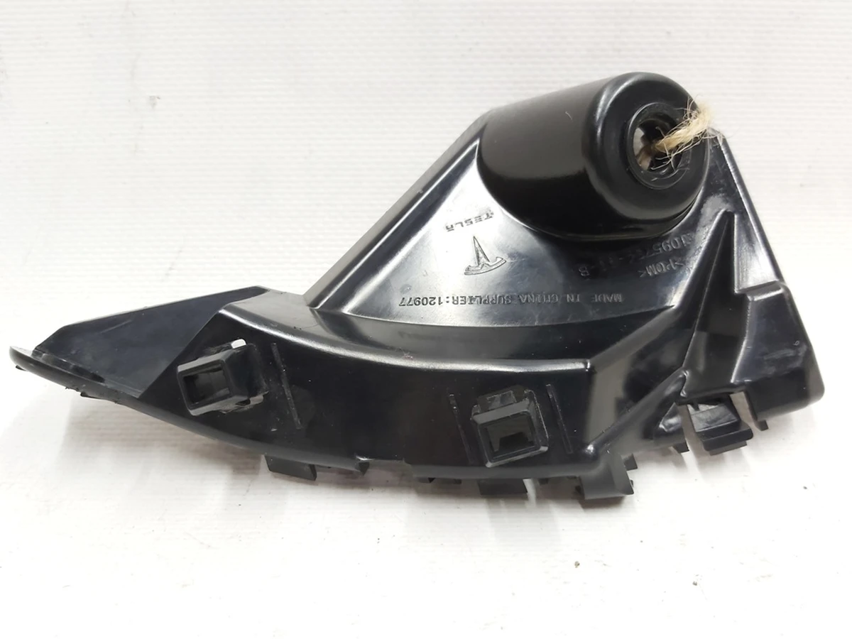 8 Right front bumper guide (shoe) damaged Tesla model X 1095794-00-B