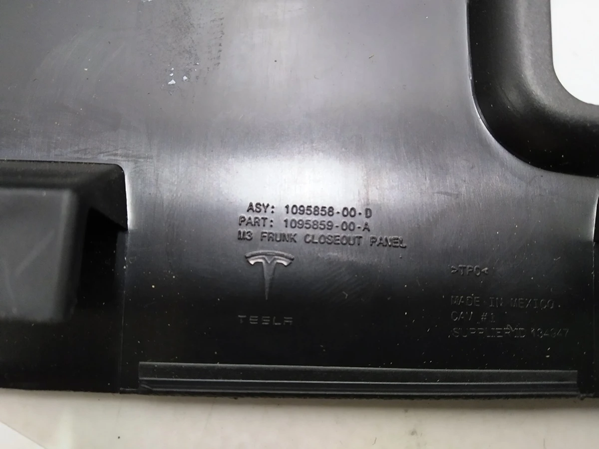9 Панель замка подкапотного бокса Tesla Model 3 1095858-00-D, 1555579-00-B