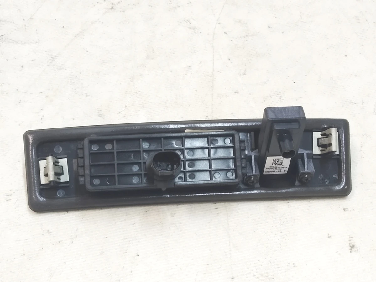 1 Кнопка відкриття кришки багажника з камерою в зборі Tesla Model 3 1095949-00-E