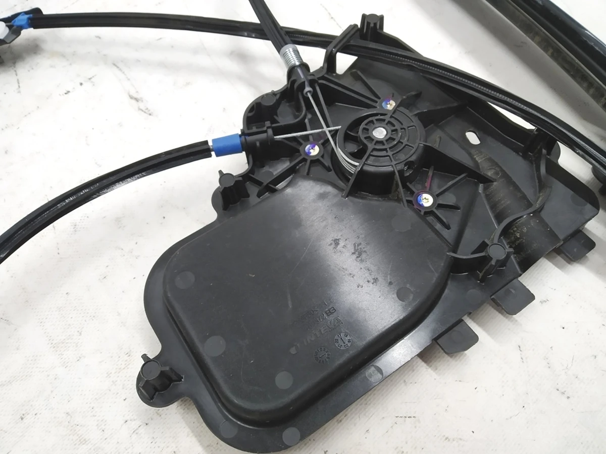 2 Стеклоподъемник передний левый Tesla model 3 1096620-20-J