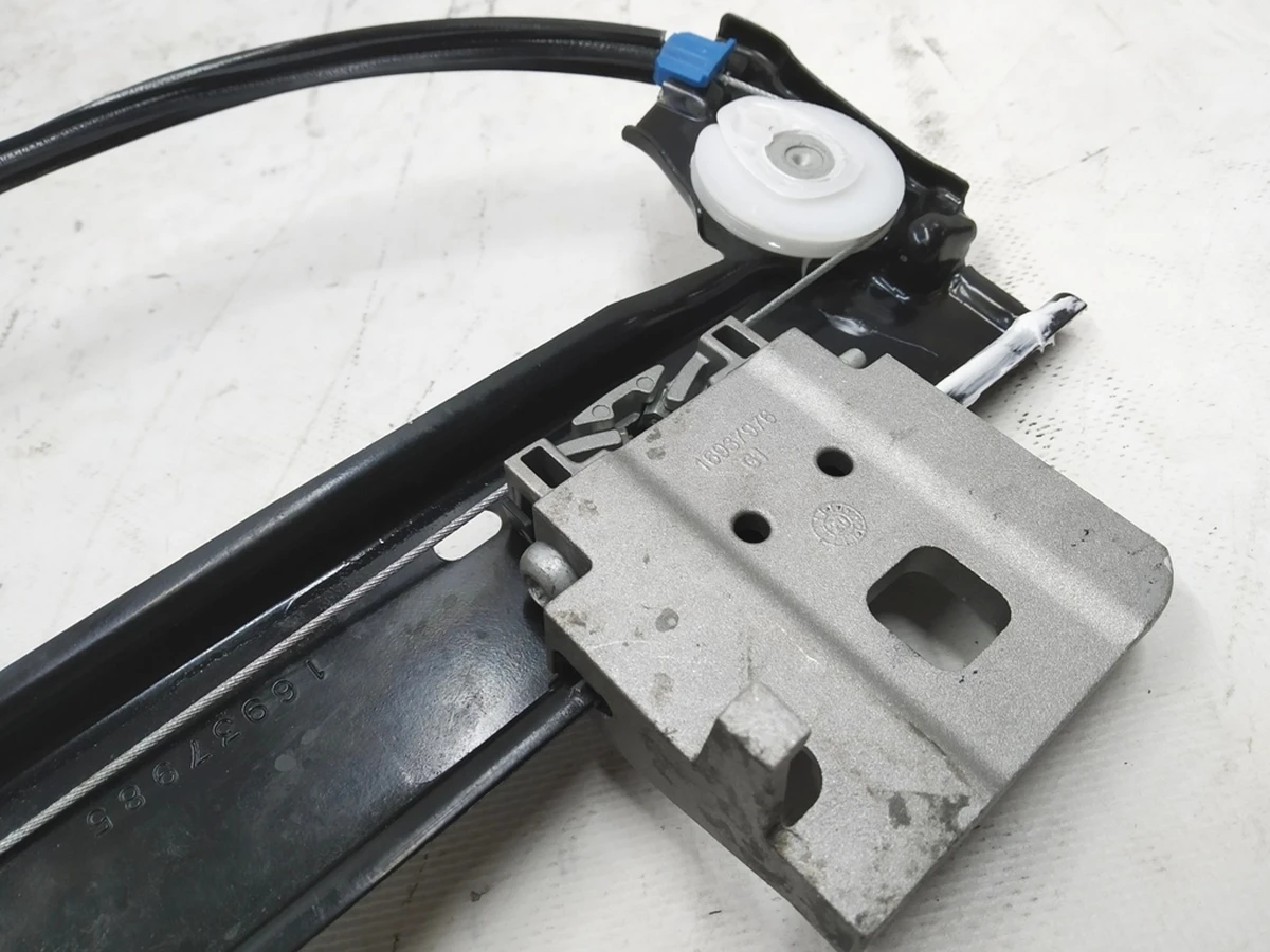 2 Стеклоподъемник передний левый Tesla model 3 1096620-20-J