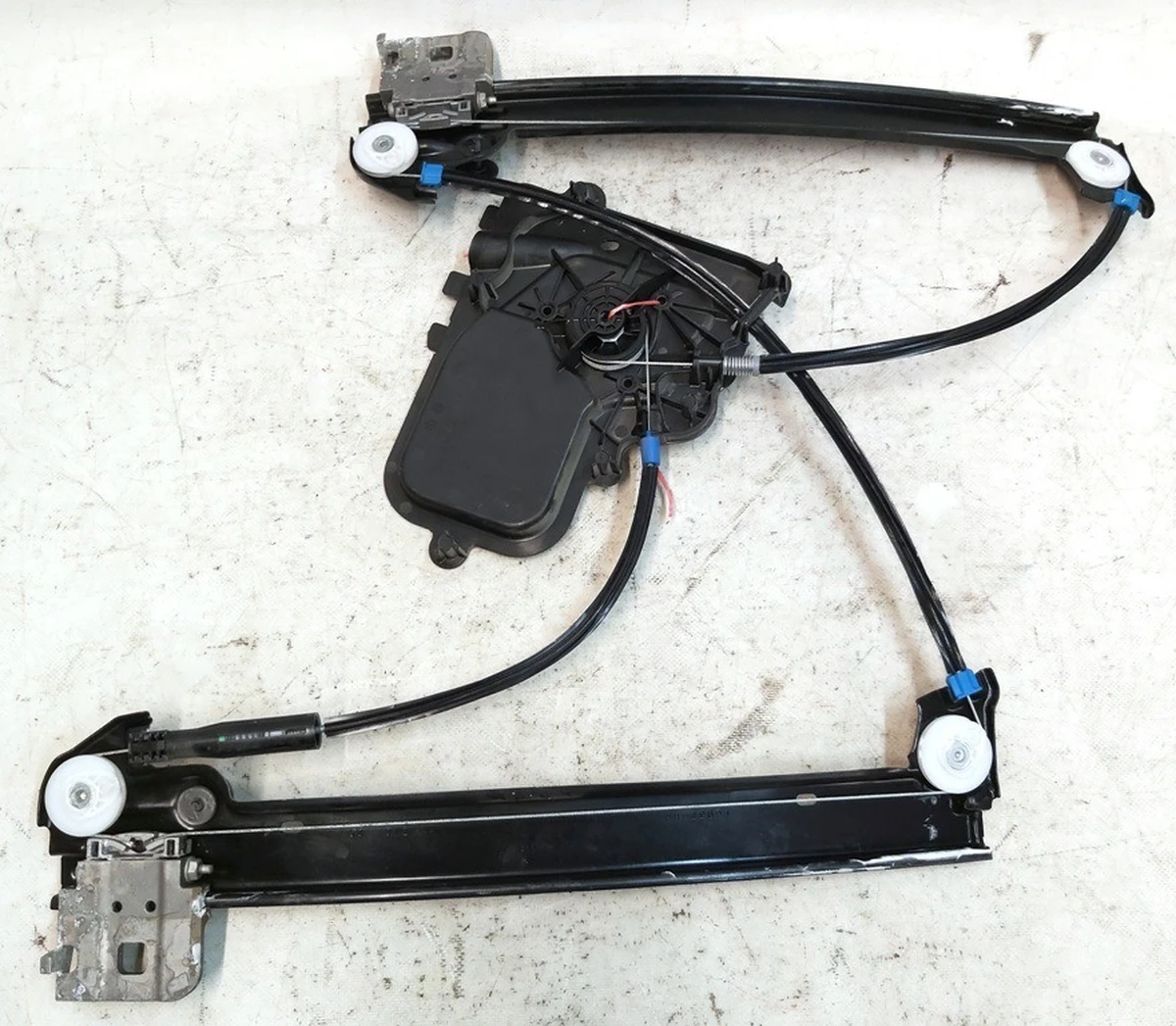 2 Склопідйомник передній правий без електродвигунаTesla model 3 1096621-14-J