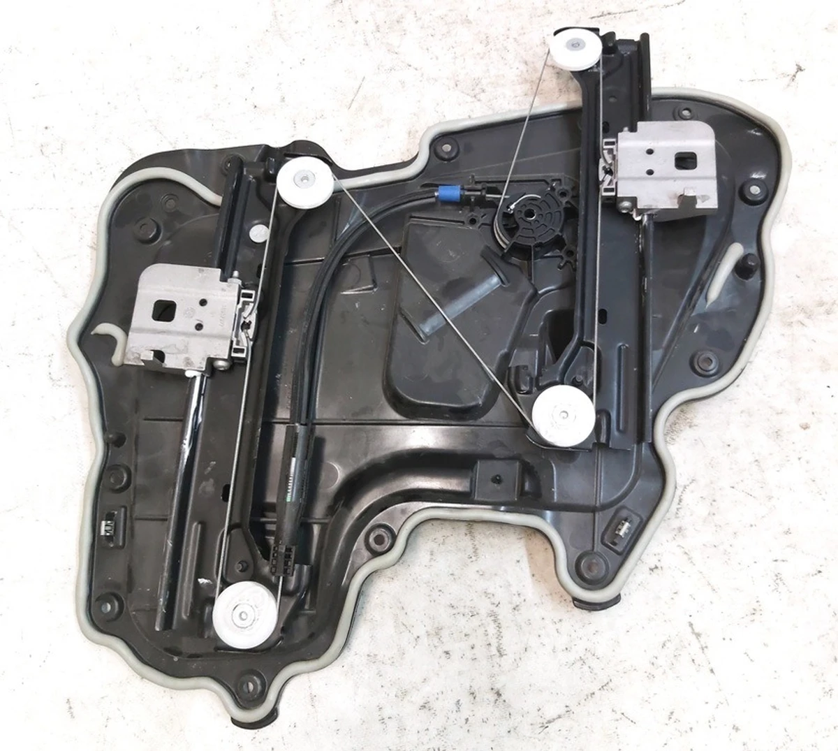 3 Склопідйомник задній лівий без електродвигуна Tesla model 3 1096622-00-K