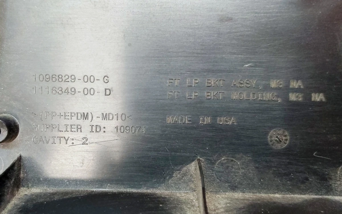 1 FR LICENSE PLATE BRACKET NA ASSY with damage Tesla model 3 1096829-00-G