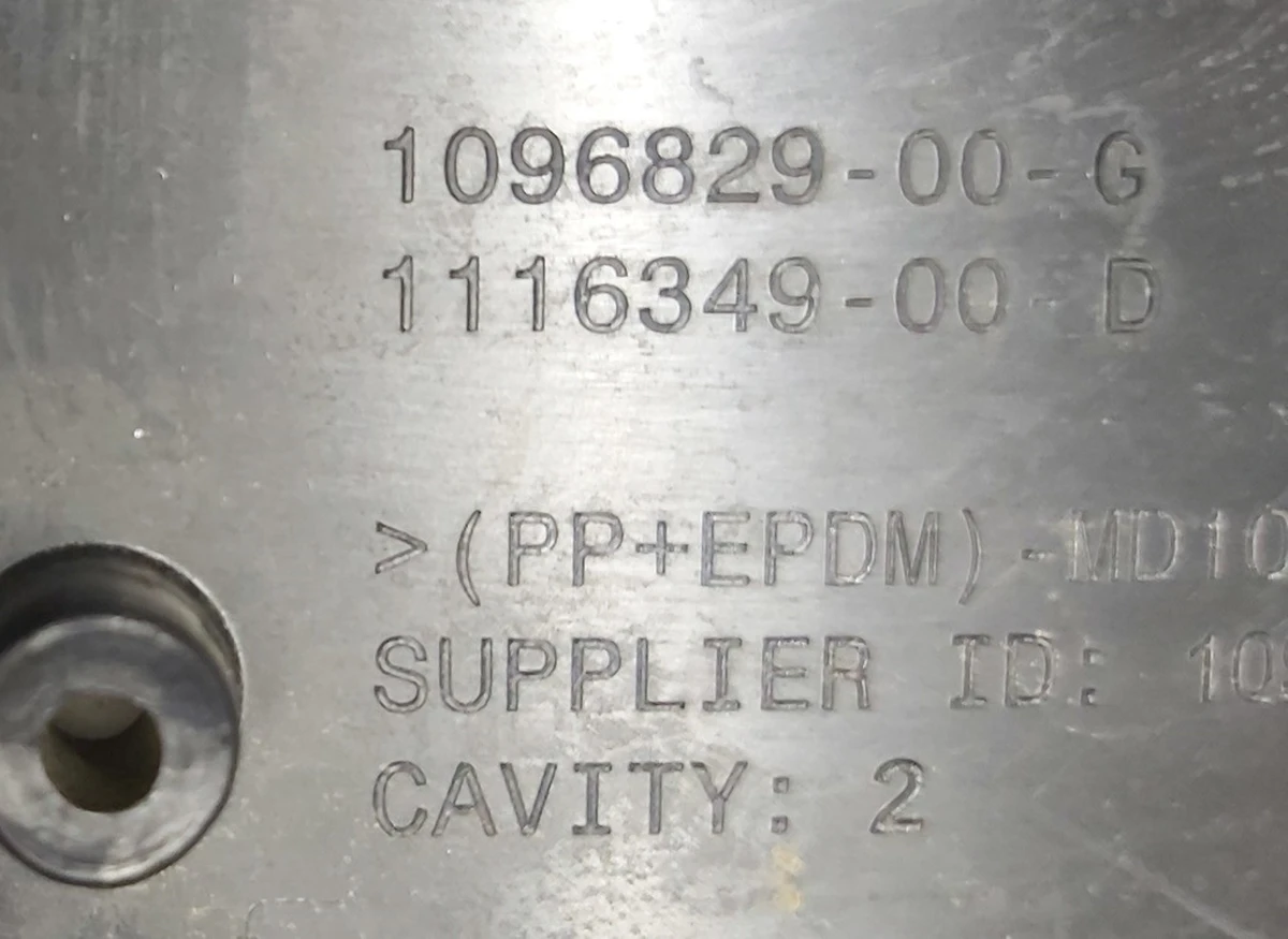 1 Кронштейн номерного знака переднего NA Tesla model 3 1096829-00-G