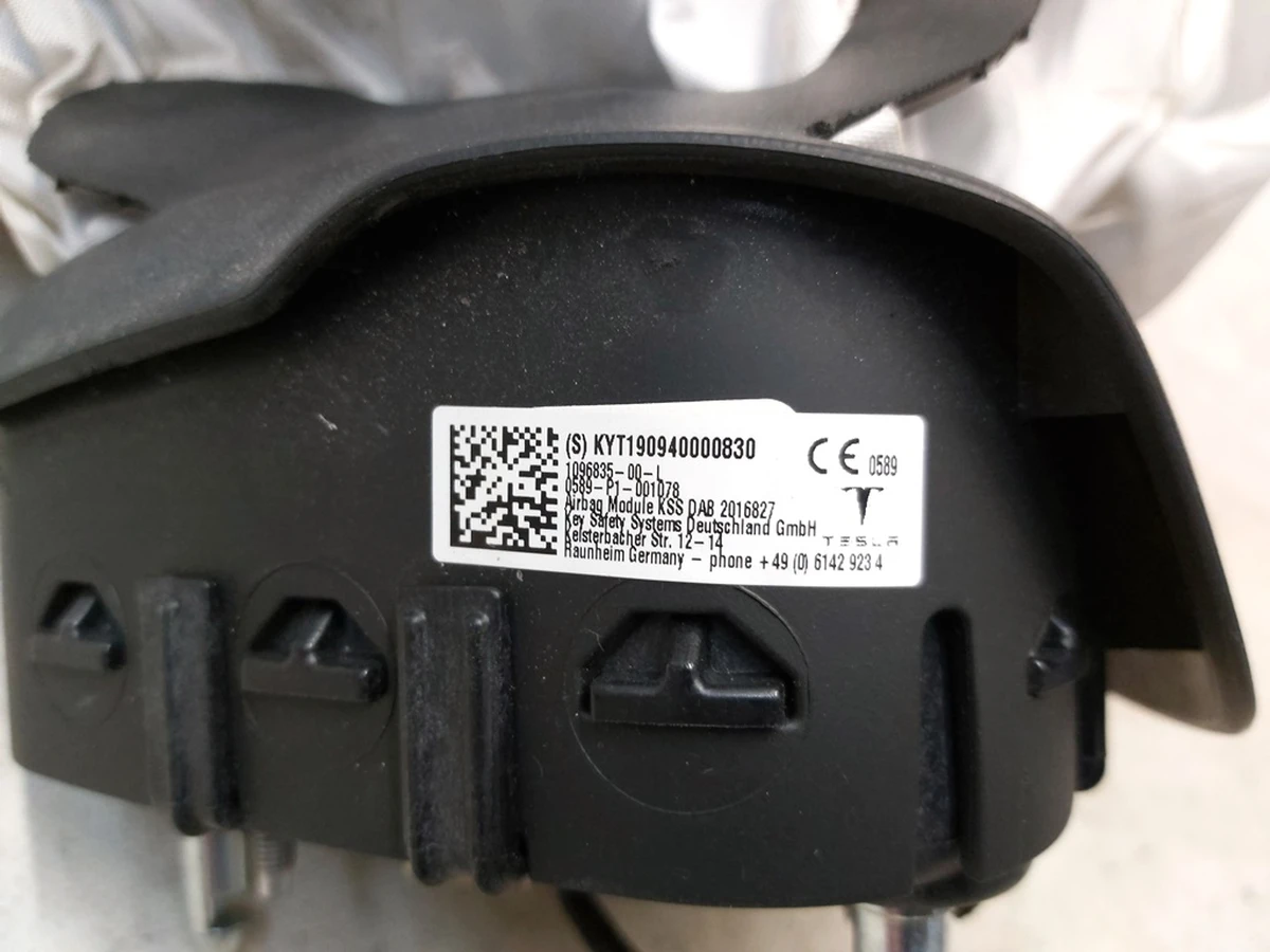 1 Подушка безопасности водителя в сборе (под восстановление) Tesla model 3 1508347-00-C
