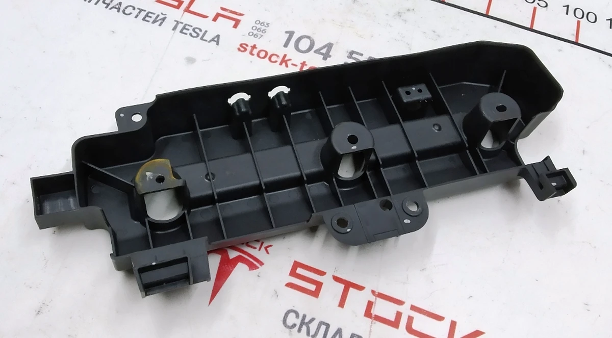 8 Упор (підтримка) передньої нижньої частини правого одинарного сидіння 2-го ряду Tesla model X 2345610-03-A