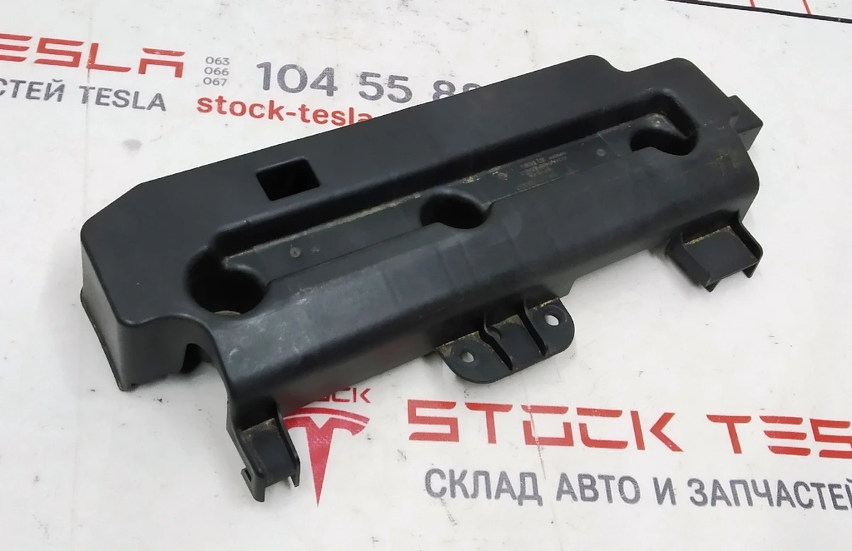 Упор (поддержка) передний нижней части одинарного правого сиденья 2-го ряда Tesla model X 2345610-03-A