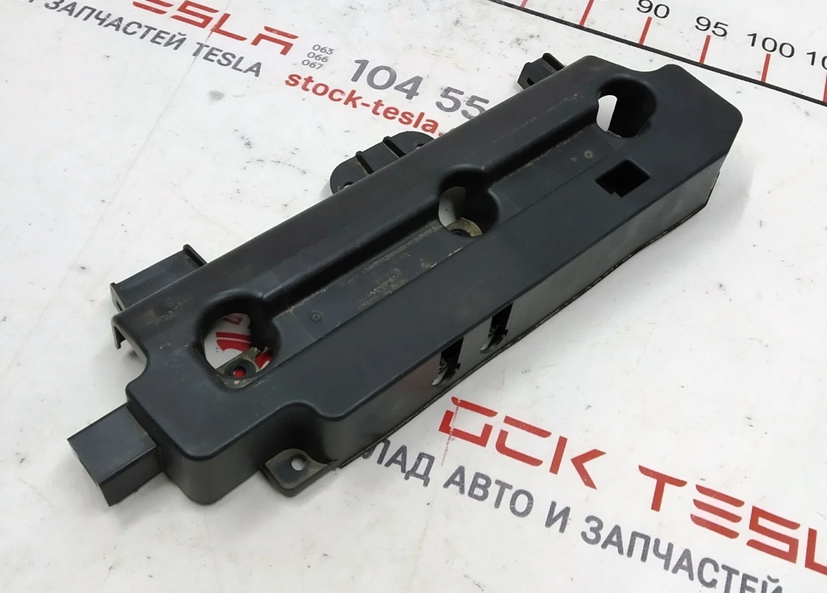 8 Упор (підтримка) передньої нижньої частини правого одинарного сидіння 2-го ряду Tesla model X 2345610-03-A