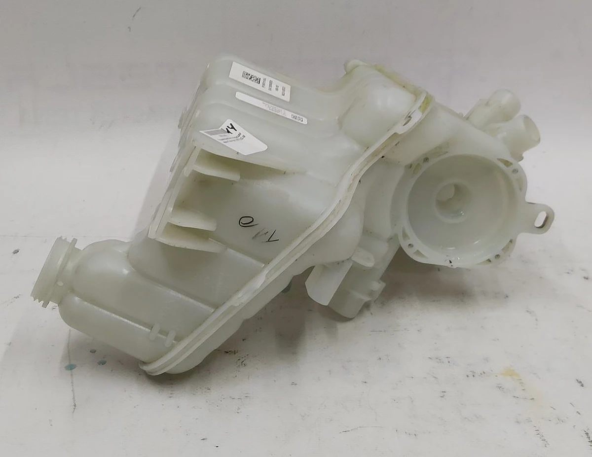 Расширительный бачок охлаждающей жидкости Tesla model 3 1097015-00-M