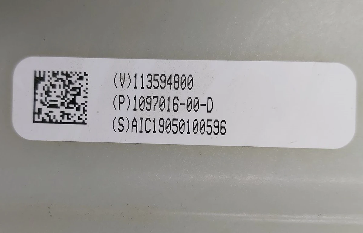 Расширительный бачок охлаждающей жидкости Tesla model 3 1097015-00-M