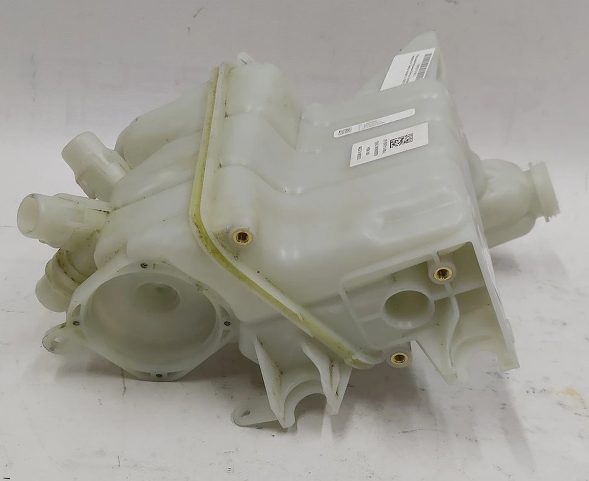 Расширительный бачок охлаждающей жидкости Tesla model 3 1097015-00-M