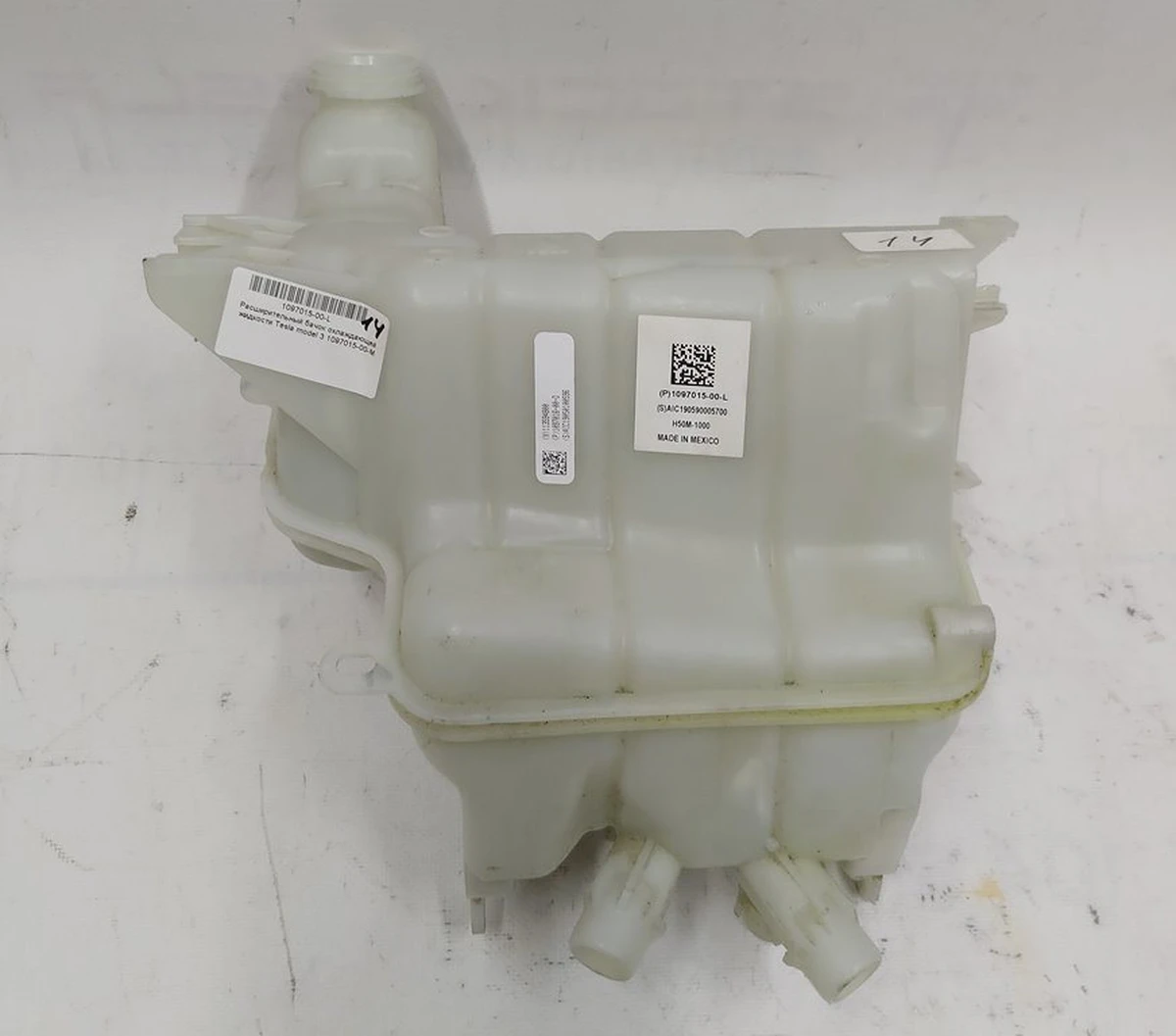 Расширительный бачок охлаждающей жидкости Tesla model 3 1097015-00-M