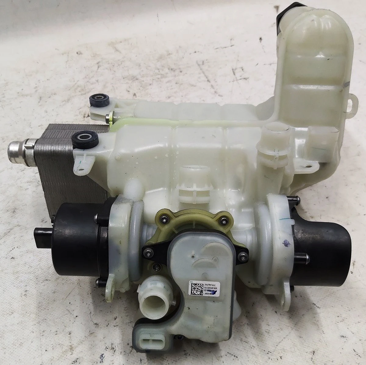 1 Розширювальний бачок охолоджувальної рідини у зборі Tesla model 3 1097015-00-M