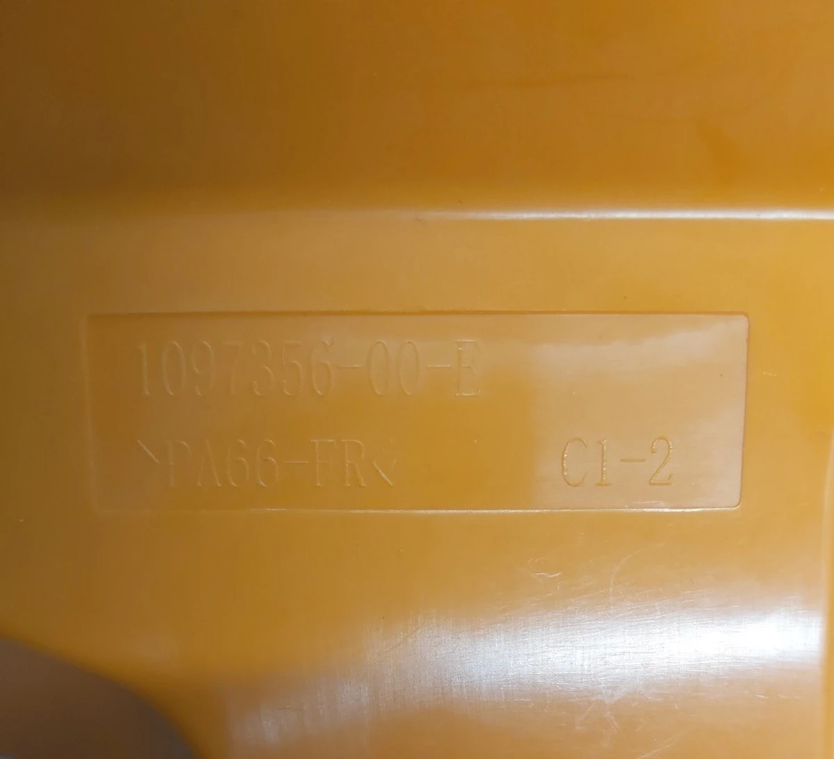 Крышка-изолятор основной батареи C1-2 Tesla model 3 1097356-00-E