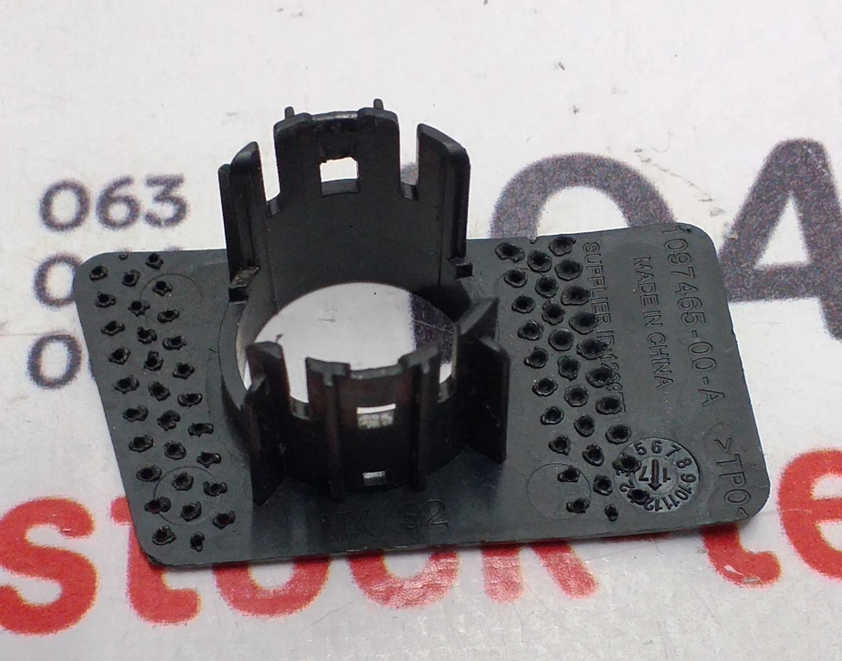 8 Кронштейн крепления парктроника S2 Tesla model X 1097465-00-A