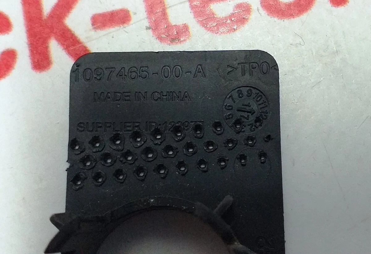 8 Кронштейн крепления парктроника S2 Tesla model X 1097465-00-A