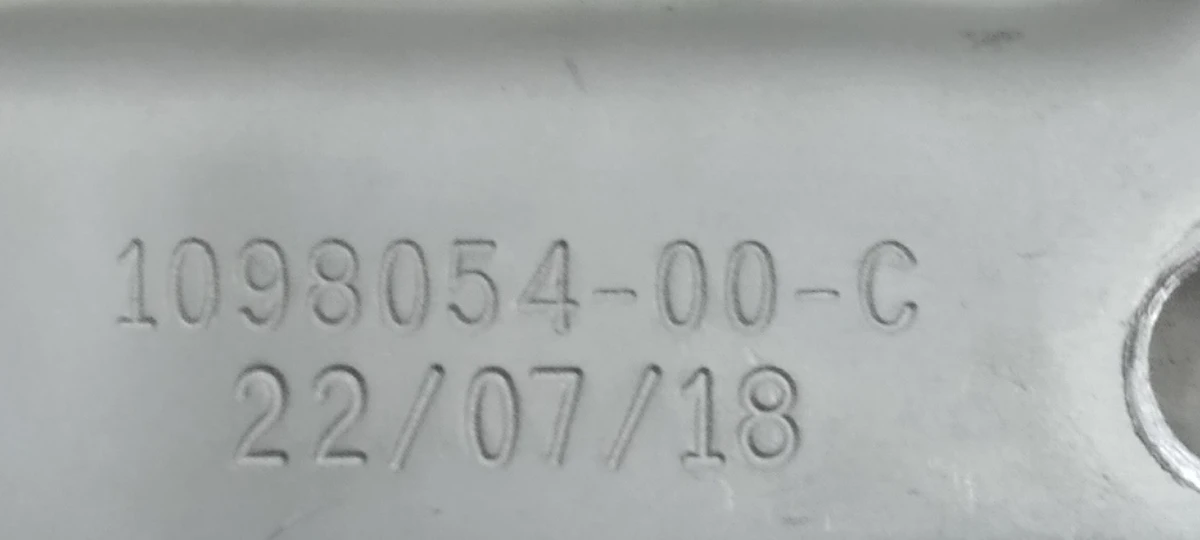 1 Кришка нижня комп'ютера автомобіля REV01 Tesla model 3 1098058-S0-M