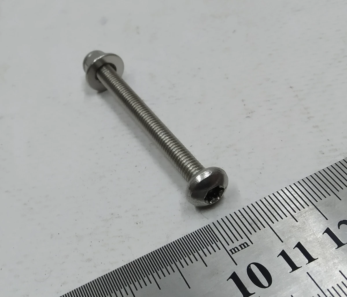 1 Болт кріплення кронштейна до корпусу комп'ютера автомобіля у зборі гайкою Tesla model 3 1098058-S0-M