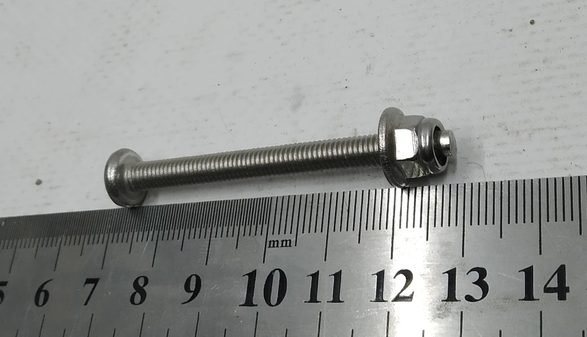 1 Болт кріплення кронштейна до корпусу комп'ютера автомобіля у зборі гайкою Tesla model 3 1098058-S0-M