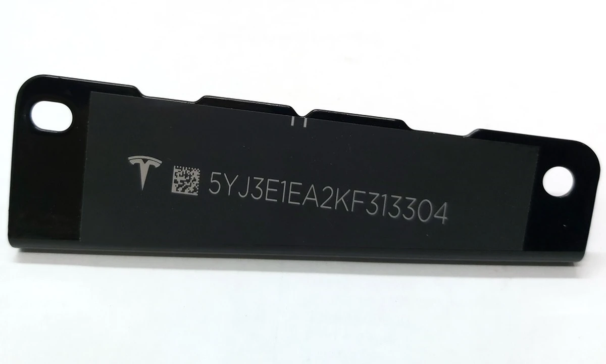 2 VIN PLATE Tesla model 3 1006865-00-C