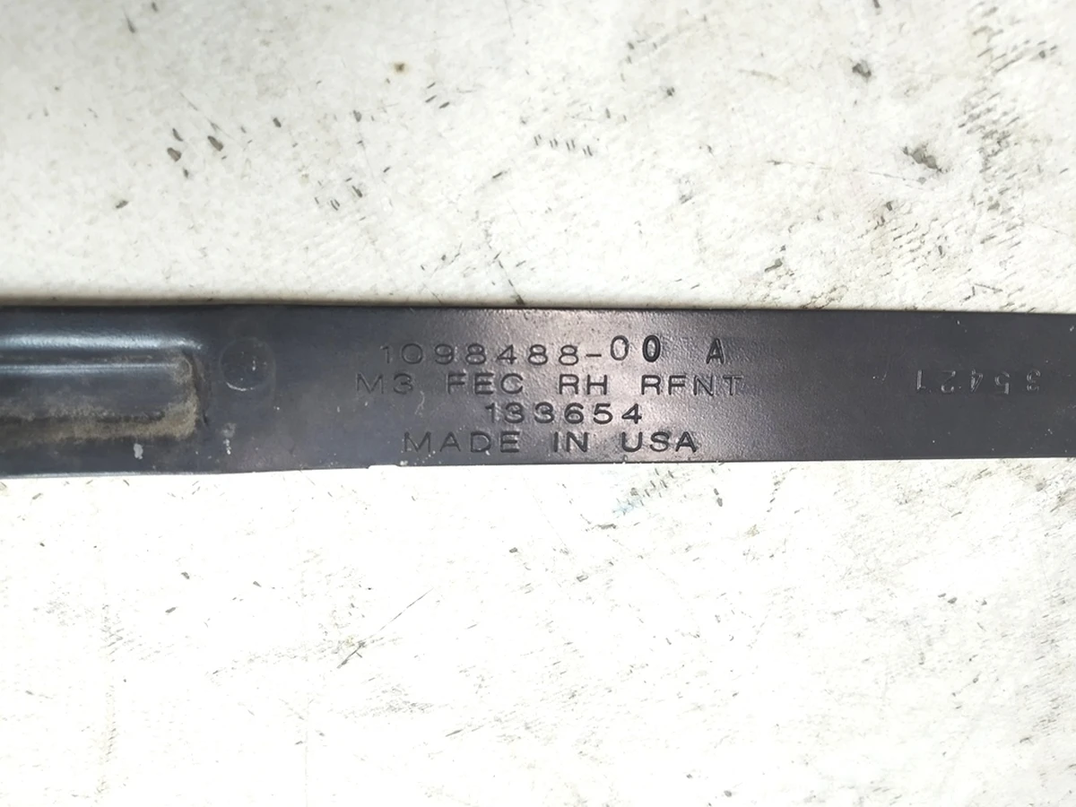 1 Пластина панелі радіаторів права Tesla Model 3 1110240-00-B