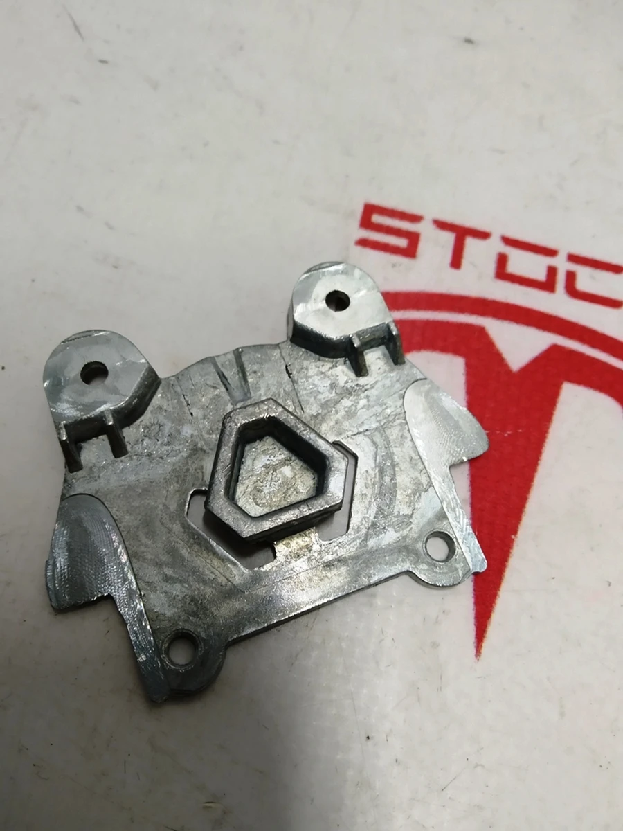 10 Кронштейн крепления зеркала заднего вида и камеры TRIPLE Tesla model S REST 1098491-00-C