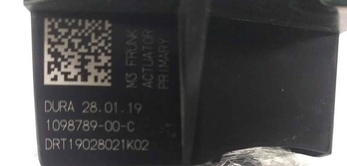 Кронштейн привода замка капота електричного лівого закриття Tesla model 3 1098789-00-D